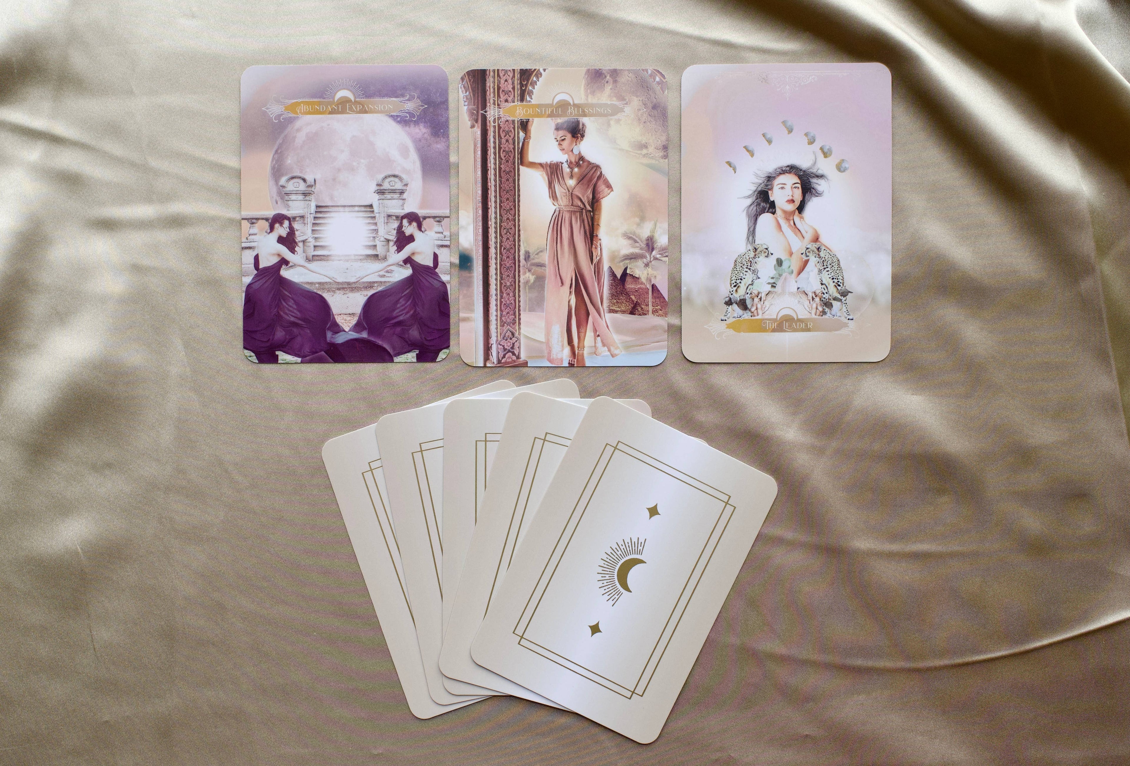 The Wealthy Woman Oracle Deck: 44 Cards and 96 Page Book